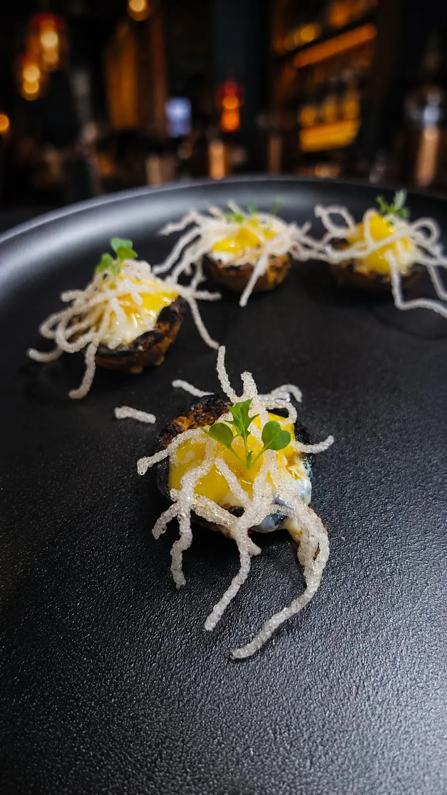 Canapés gourmet con crocante de arroz