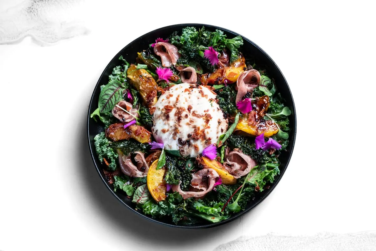 Ensalada kale con burrata y prosciutto