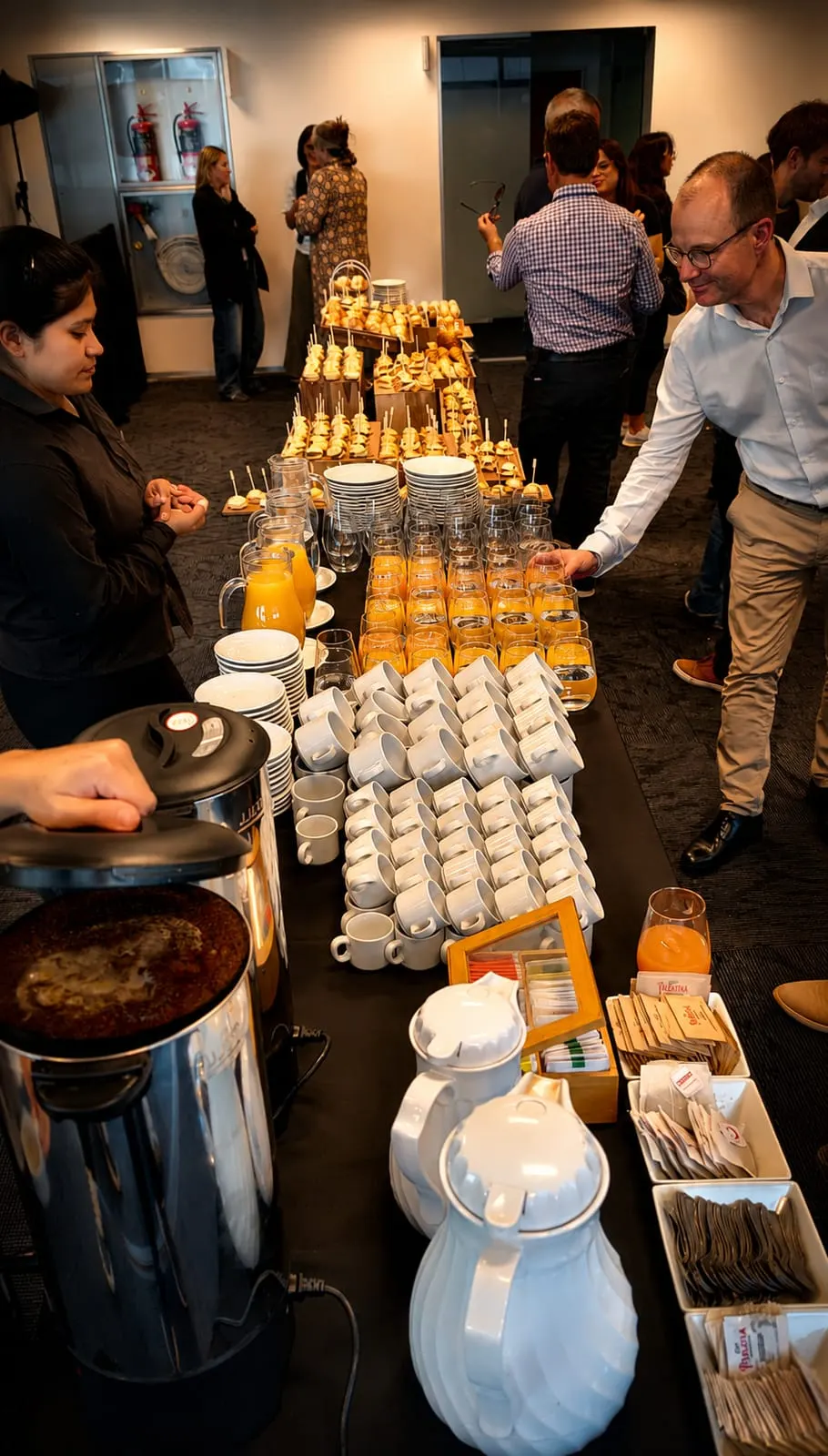 Coffee break corporativo con atención de personal