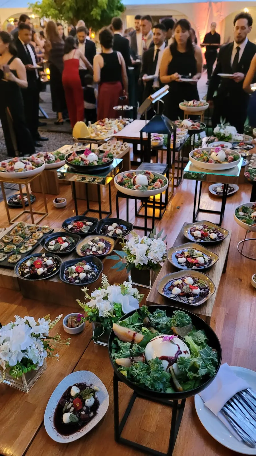 Mesa de ensaladas y platos fríos en evento