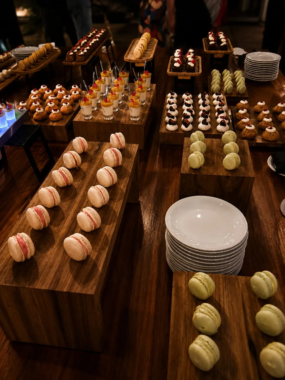 Mesa de postres montada en evento de noche