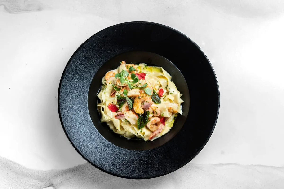 Pasta con camarones al ajillo