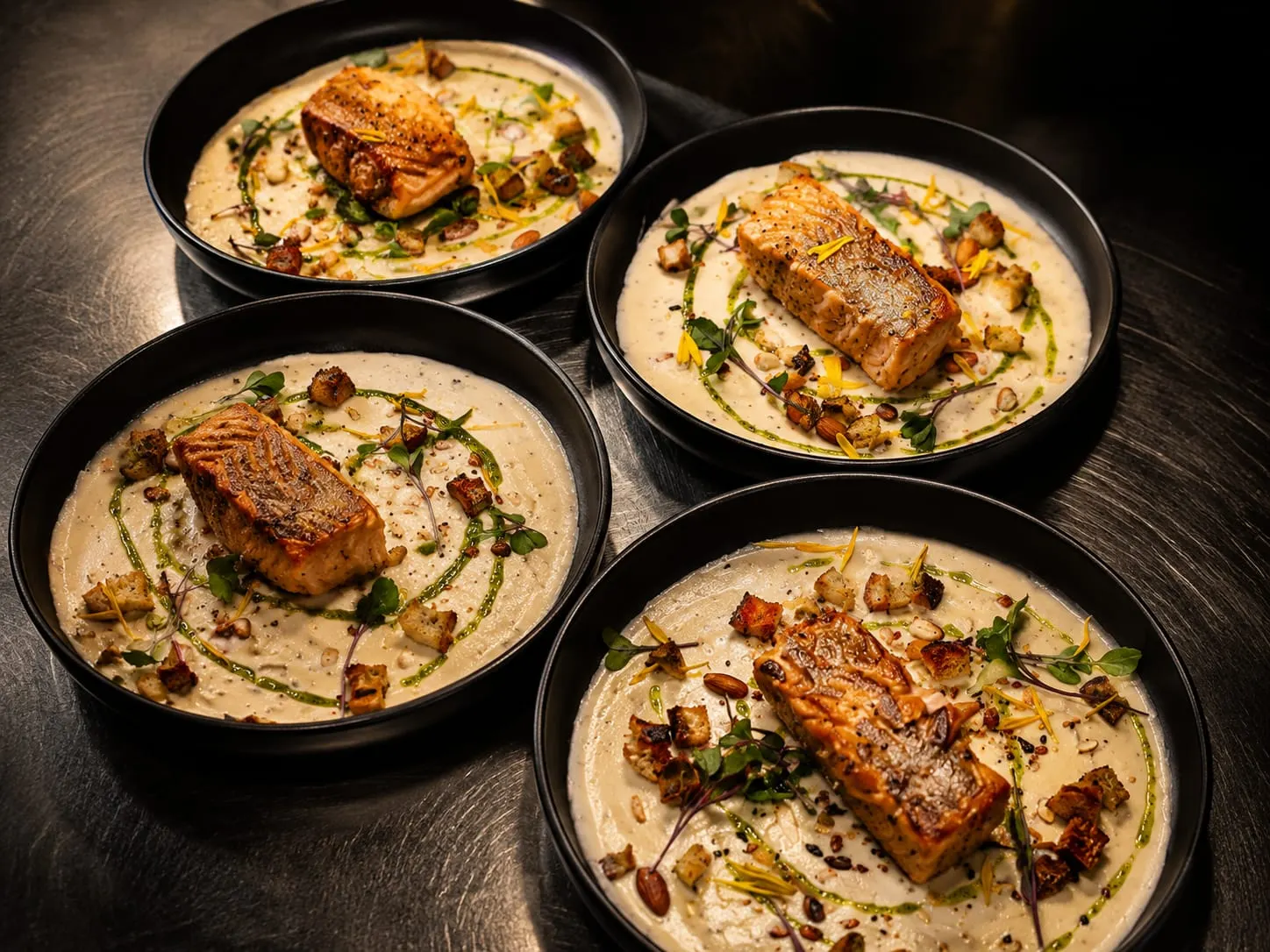 Salmón grillado sobre crema aromática