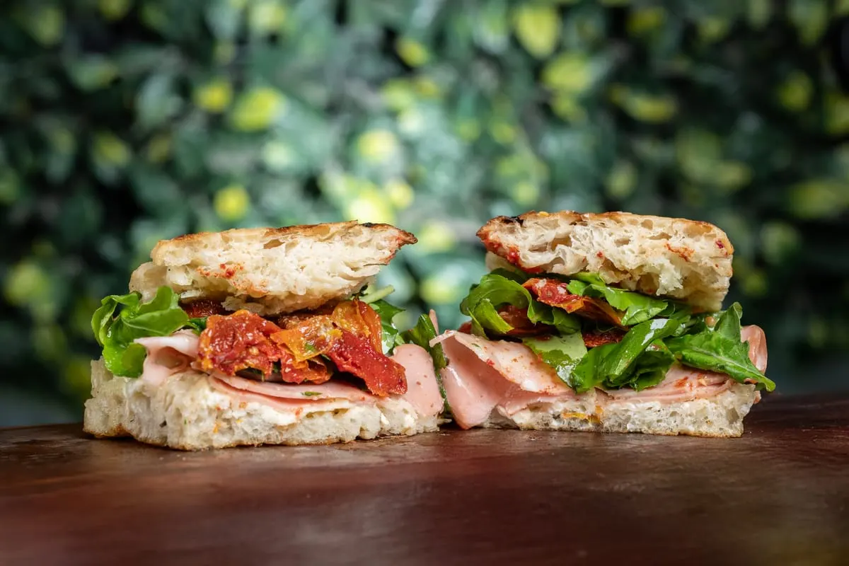 Sándwich de jamón y rúcula