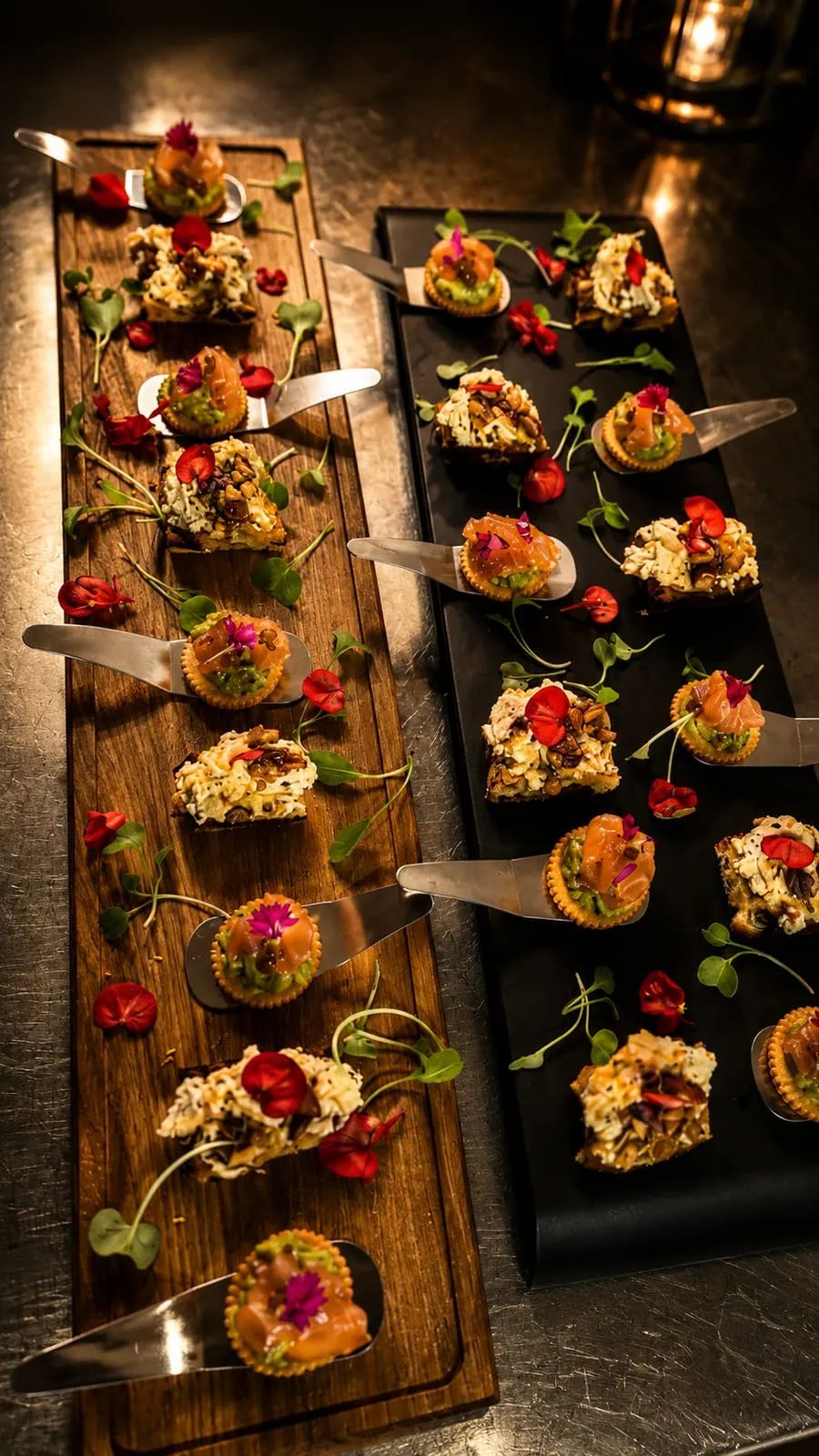 Tablas de canapés con flores comestibles
